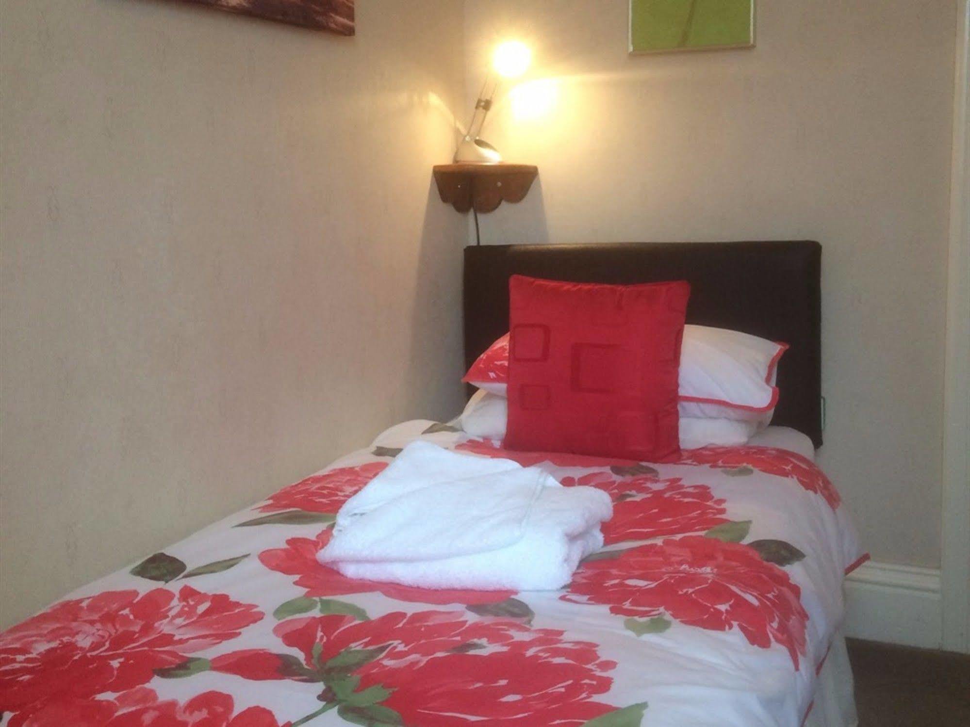 Glenora Guest House Whitby Esterno foto